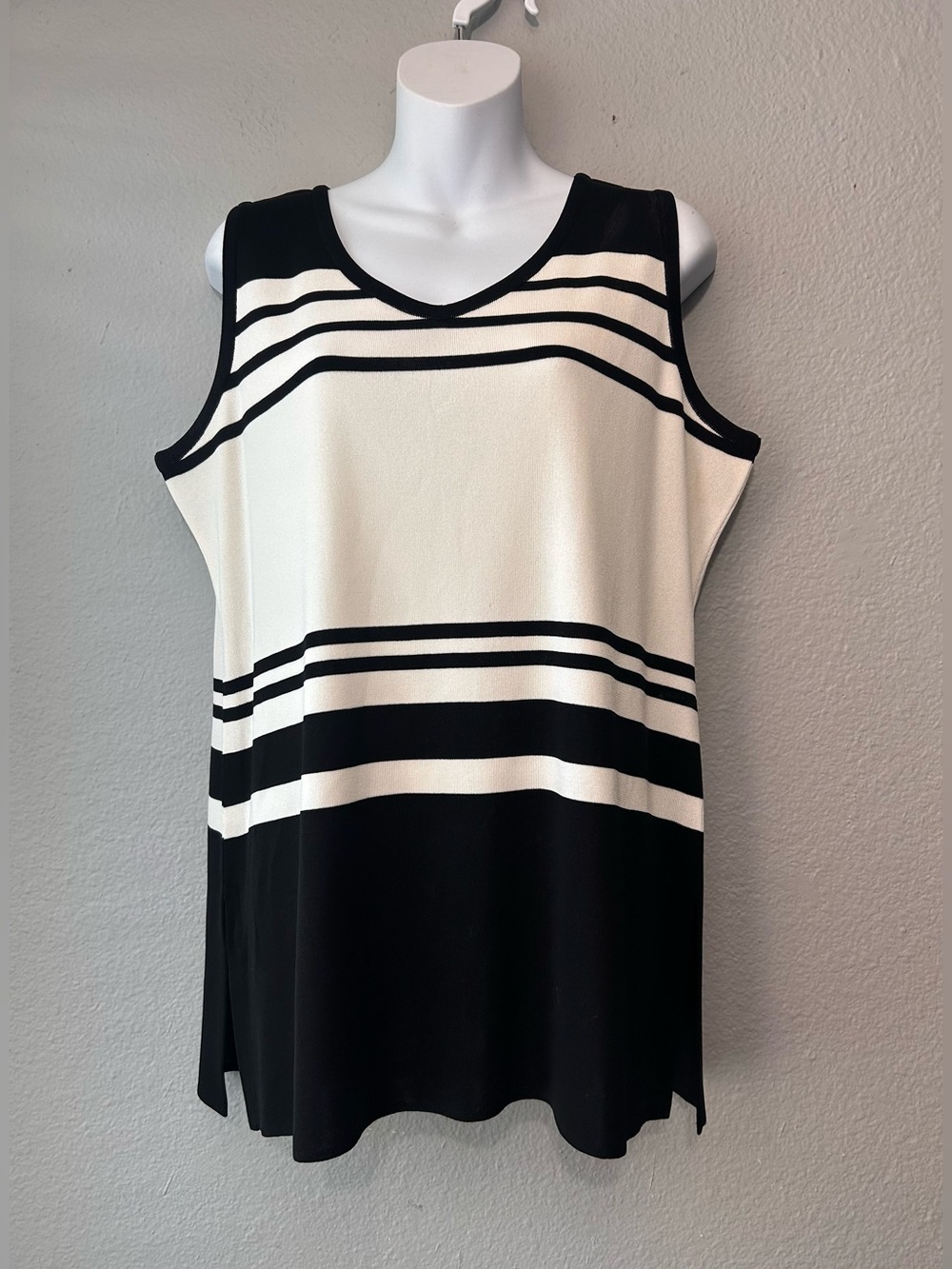 Misook Black White Striped XL Short Sleeve Tank Top V Neck Stretchy Career Offic